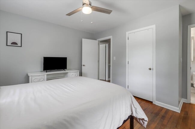 Building Photo - 1917 Sharon Rd