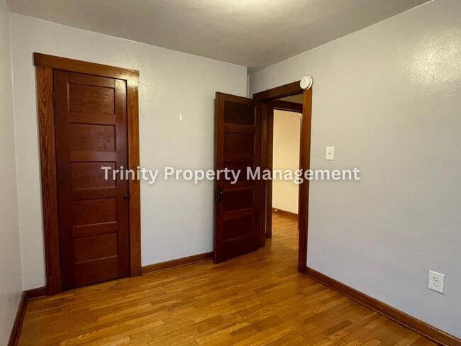 Building Photo - 310 1/2 Spring Ave