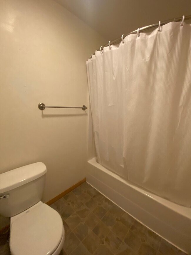 Building Photo - 3 Bedroom | 2 1/2 Bath Townhouse in The Dalles, OR.