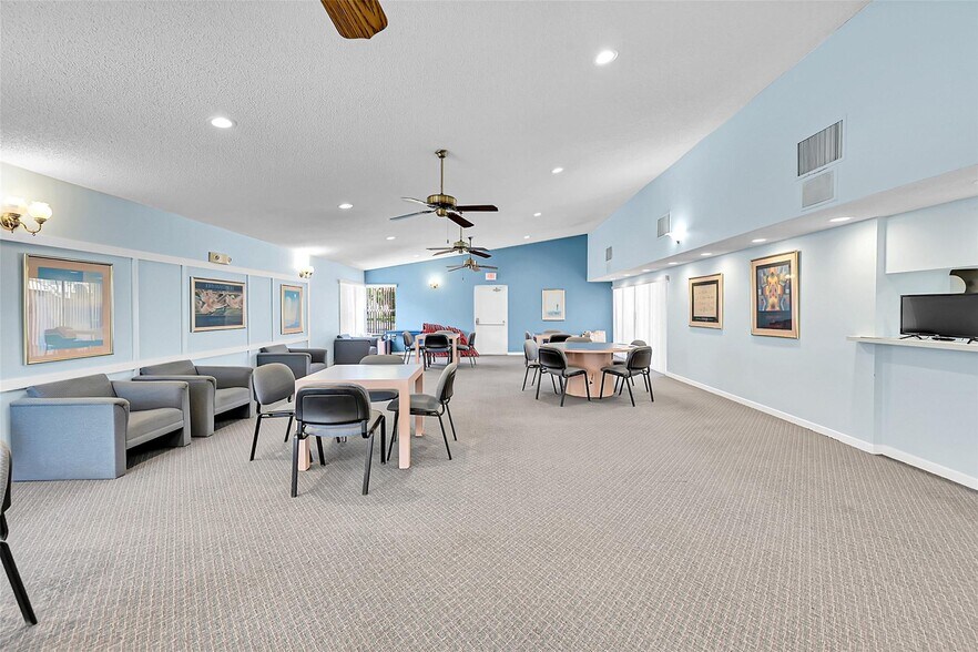 Building Photo - 2660 Carambola Cir N