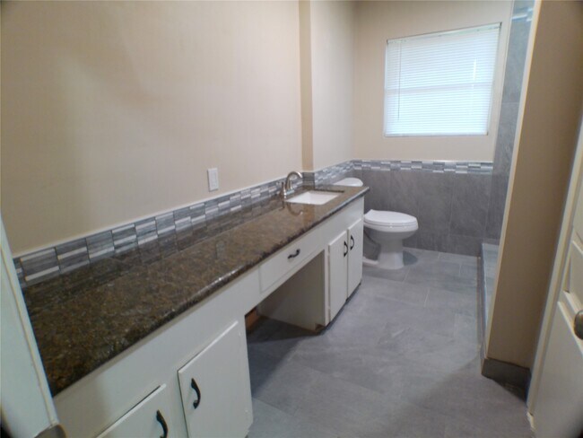 Building Photo - 601 Fresa Rd