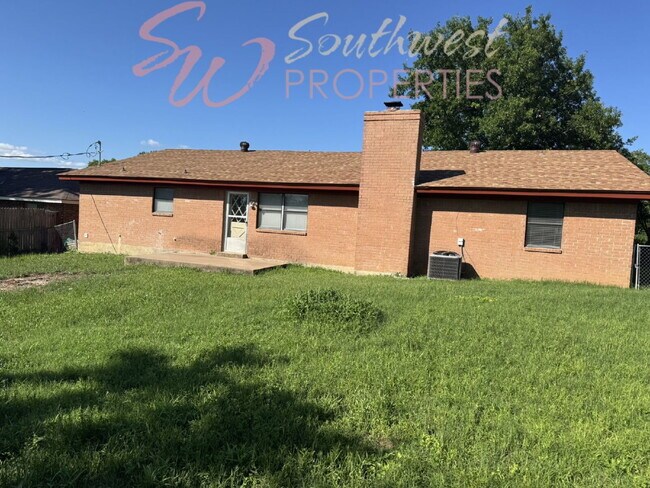Building Photo - Lovely 3 bedroom 2 bath in desirable neighborhood
