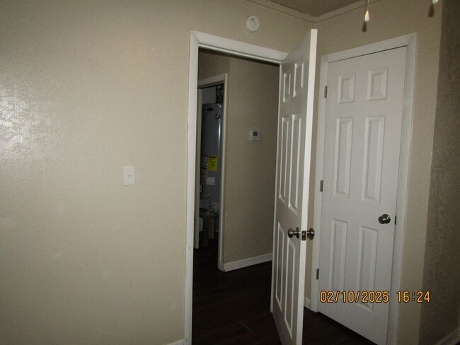 Building Photo - New listing! 3 bedrooms/1 bath/garage with carport