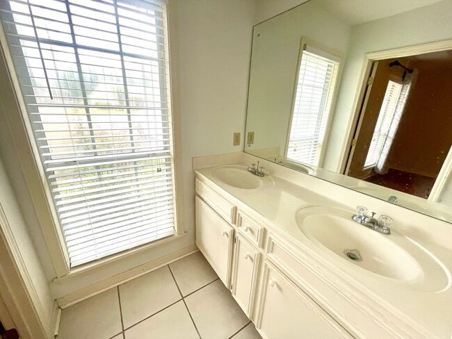 Building Photo - 3/2 Available for Rent in Madison! Cobbles...