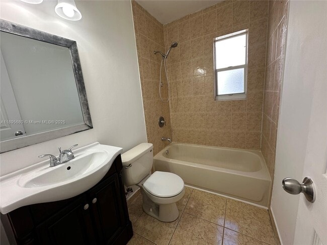 Building Photo - 2101 Bay Dr