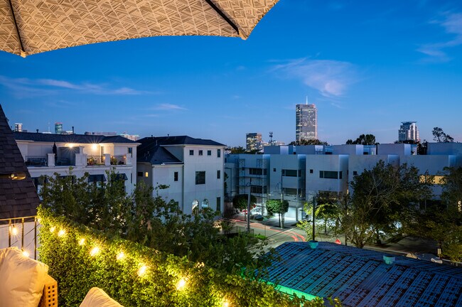 Building Photo - 913 Thompson St