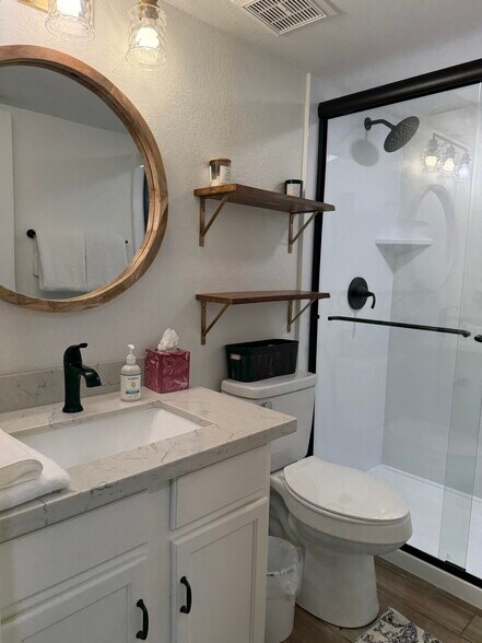 Hall/Guest Bath - 3600 N Hayden Rd