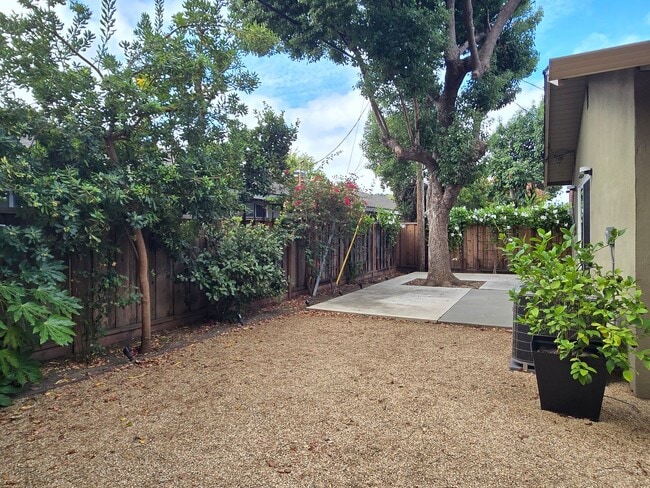 Building Photo - Blossomhillduplex