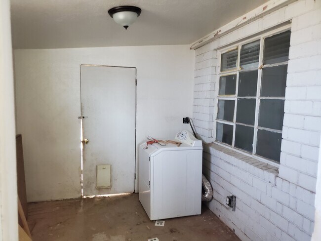 Building Photo - Move In Ready: Charming 3-Bed, 2-Bath Home in Camelback East - Available October 1, 2024!