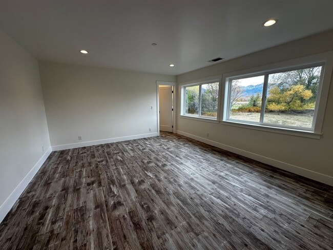 Building Photo - New Construction in Down Town Bishop West side!