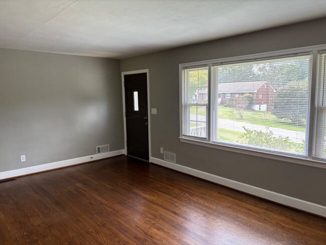 Building Photo - 833 Clearwater Ave
