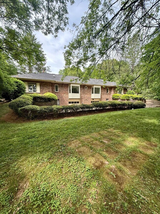 Building Photo - Knoxville 37909 - 2 bedroom, 1.5 bath unit, duplex - Contact Chad Weeks (865) 567-6193