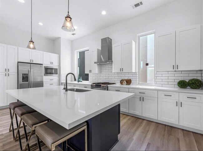 Building Photo - 5908 Val Verde St