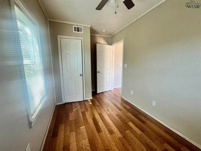 Building Photo - 2006 Bell St