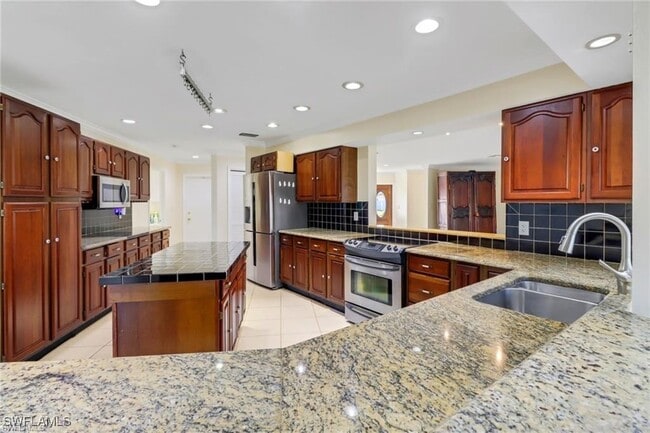 Building Photo - 449 Cypress Way E