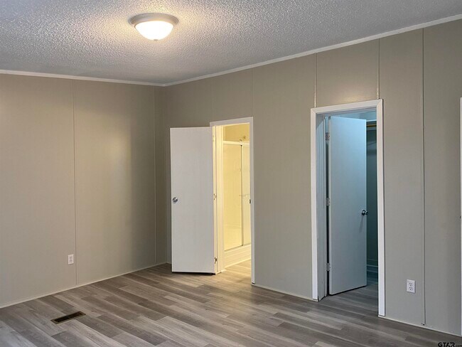 Building Photo - 22942 Shell Shore Dr