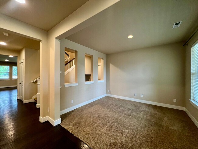 Building Photo - Large 5 Bedroom Home in Tumwater