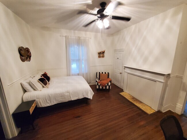 Building Photo - Furnished, Cozy Stay in the Arts District