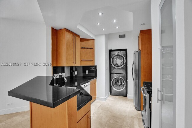 Building Photo - 888 Brickell Key Dr