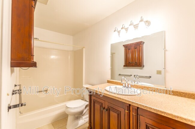 Building Photo - 8 Northbrook Dr