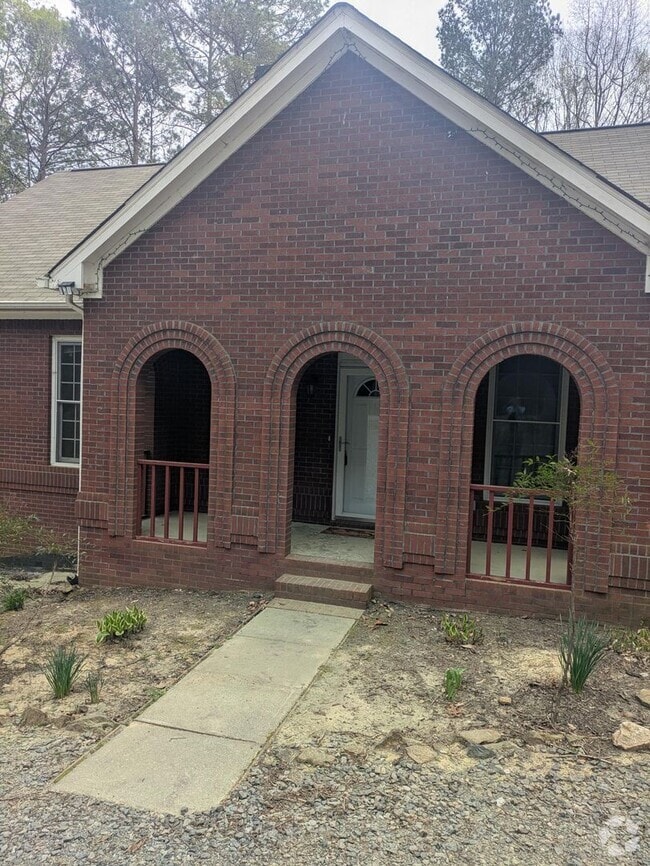 Building Photo - Spacious 4bed 3 bath with a Bonus Room and...