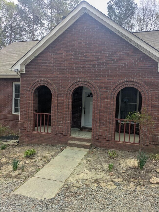 Primary Photo - Spacious 4bed 3 bath with a Bonus Room and...