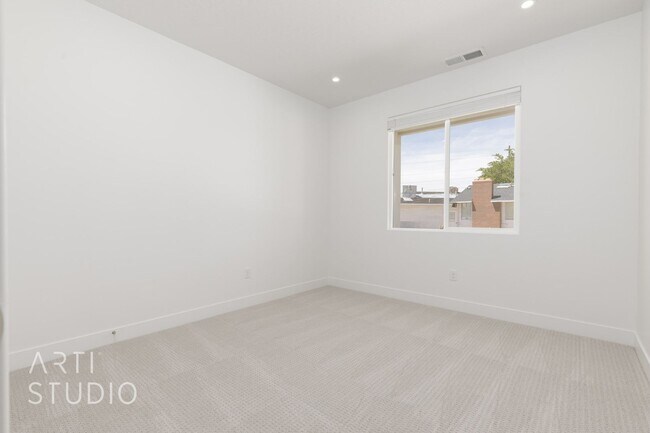 Building Photo - Brand New 3 Bed / 2 Bath Duplex – Modern L...