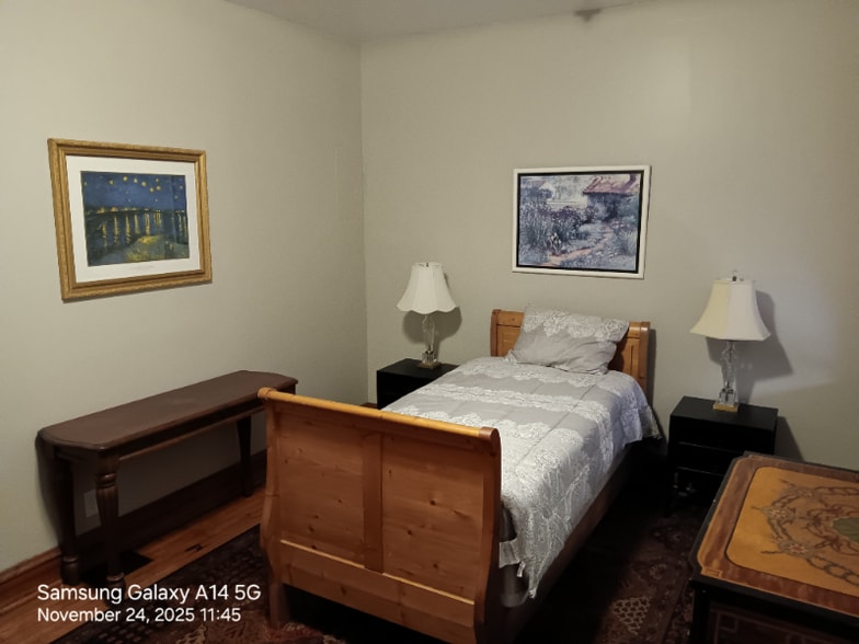 Building Photo - 552 N Lawler Ave