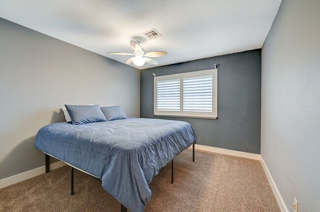 Building Photo - Charming 4 bedroom 3 bath fully furnished pool home in the heart of spring valley!