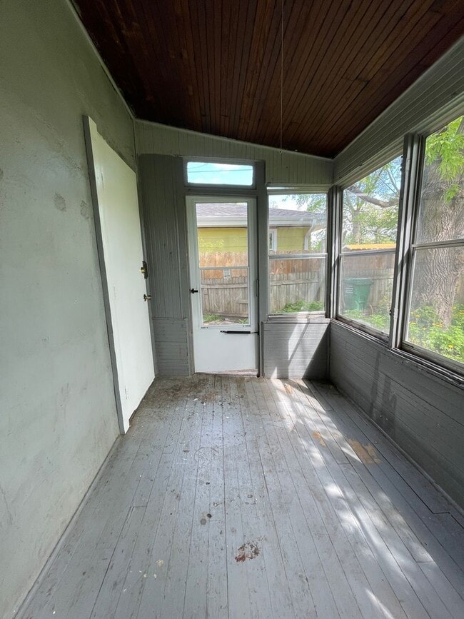 Building Photo - WARM & COMFY SINGLE FAMILY HOME