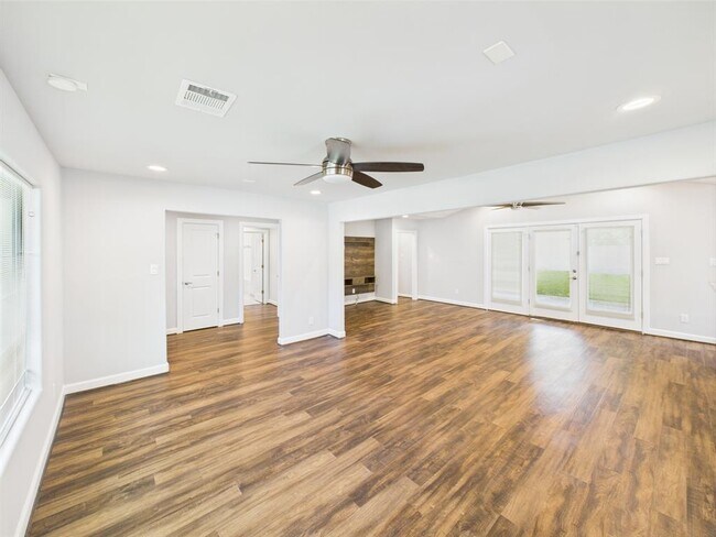 Building Photo - 5627 Cerritos Dr