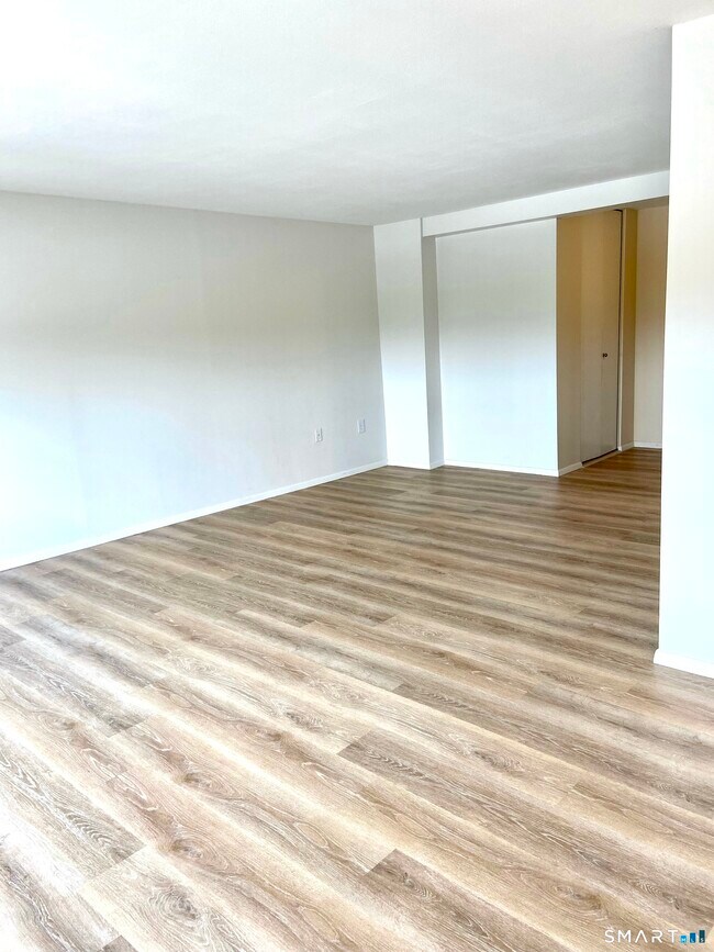 Building Photo - 893 Farmington Ave