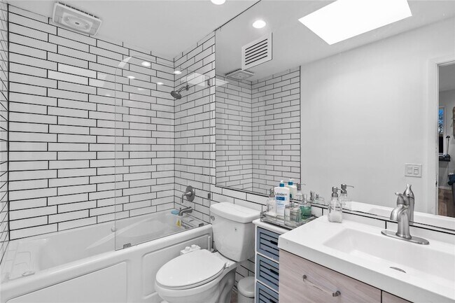 Building Photo - 22 Balmoral Cres