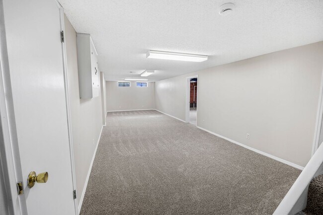 Building Photo - 3 Bedroom 2 Bath 2 Stall Garage Urbandale