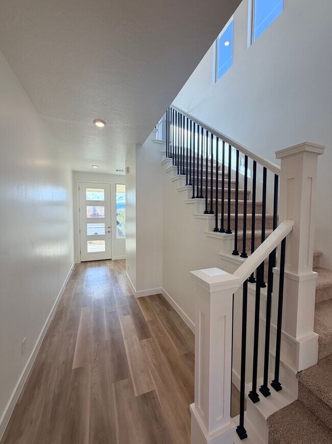 Building Photo - Beautiful Brand new 4 bedroom, 2.5 bathroom home in St George!