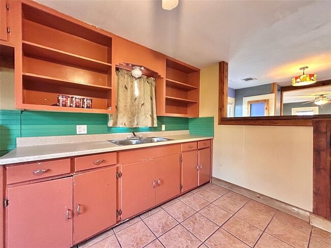 Building Photo - 1112 W 3rd St