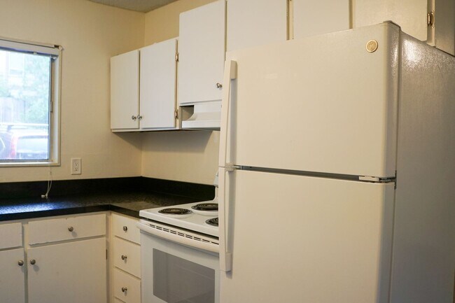 Building Photo - Nestled into Marquam Hill: Bright 2nd Floor 1Bed w/Private Balcony!