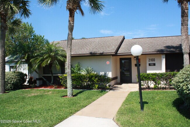 Building Photo - 2145 Golf Isle Dr