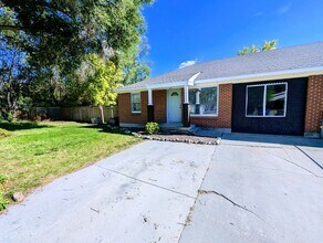 Building Photo - Private East Murray Home with HUGE yard!