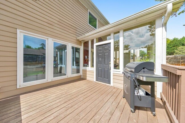 Building Photo - 520 Sonnet Way