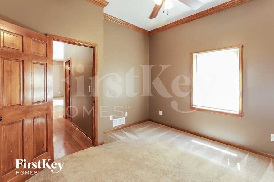 Building Photo - 1824 SW Pinecreek Ct