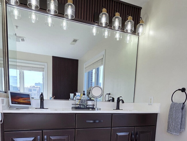 Building Photo - 1515 N Van Buren St