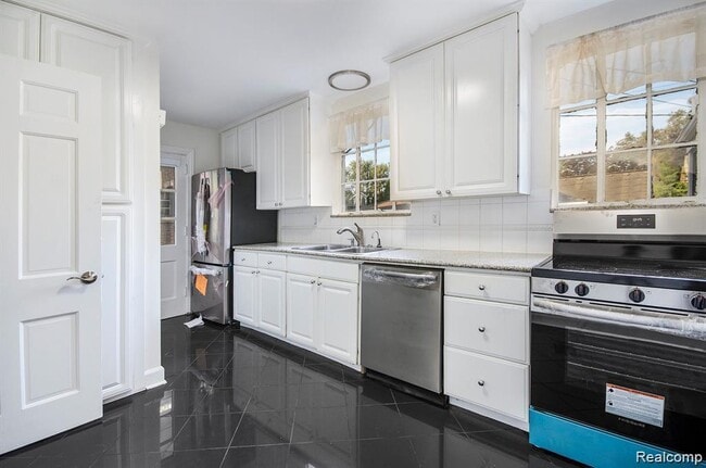 Building Photo - 26085 Humber St