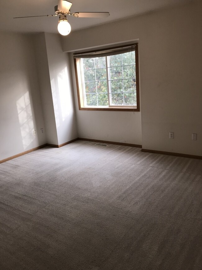 Building Photo - FALL 2026 AVAILABILITY!!!  2 bedroom, 2.5 bath condominium on Iowa City's east side