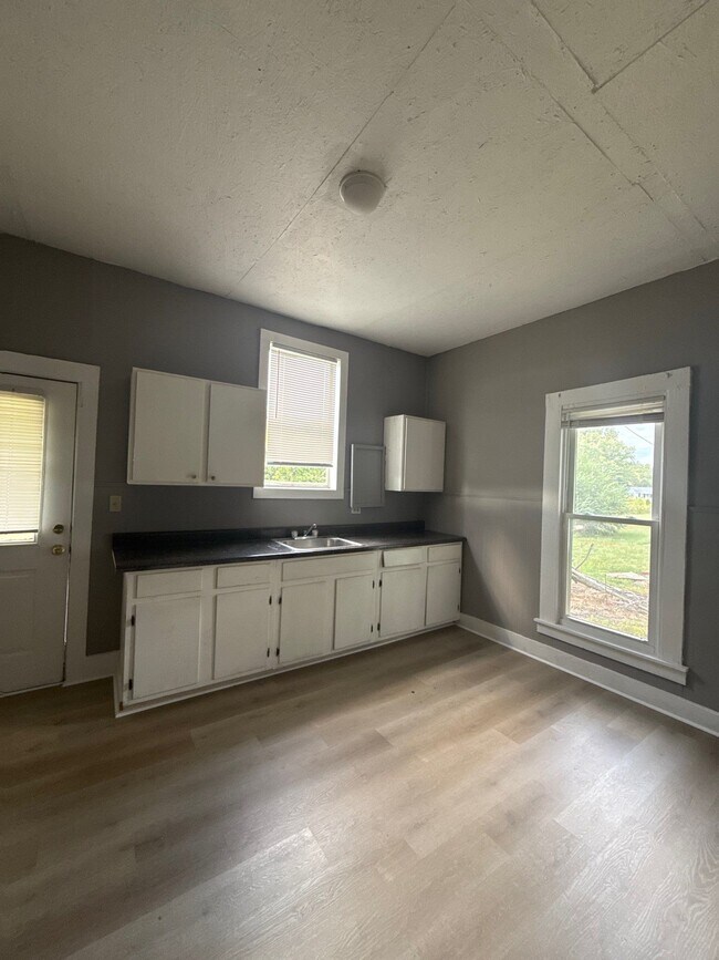 Building Photo - 134 Tuxedo Dr