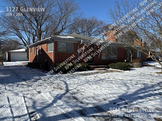 Building Photo - Spacious 3-bedroom