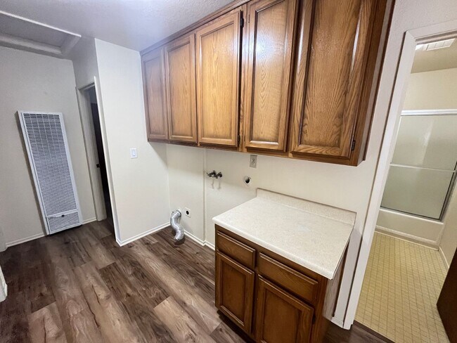 Building Photo - 533 S I St