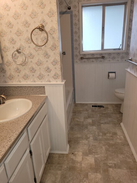 FRONT HALL BATHROOM - 5955 SW 179th Ave