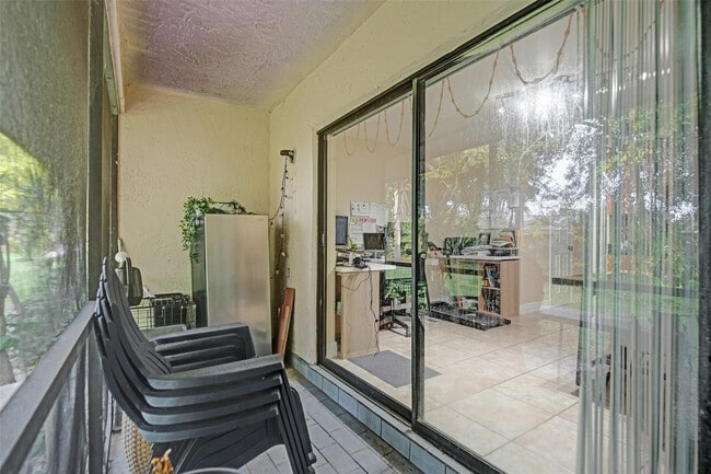 Building Photo - 9851 Riverside Dr