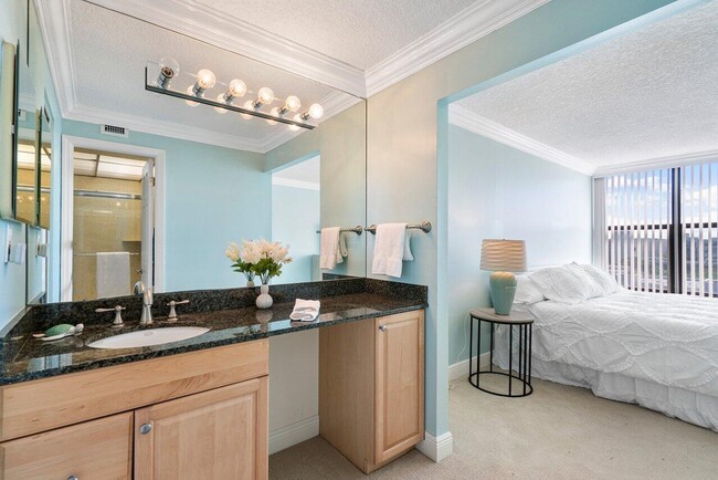 Building Photo - 9 Royal Palm Way